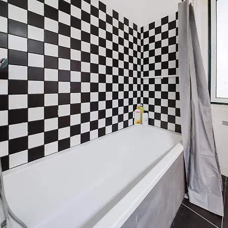 & Spacious 41 Bed Lissabon