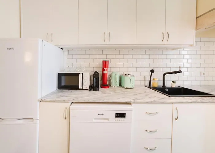 Modern Central 41 Bedroom Haven