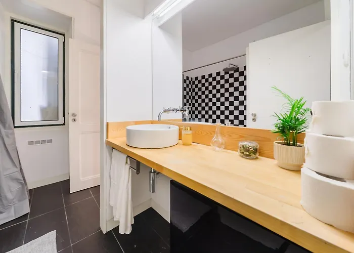 Modern Central 41 Bedroom Haven