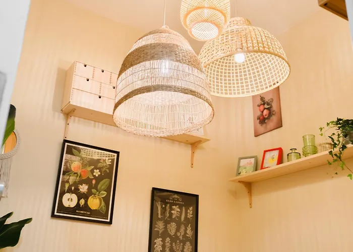 Апартаменти Modern Central 41 Bedroom Haven