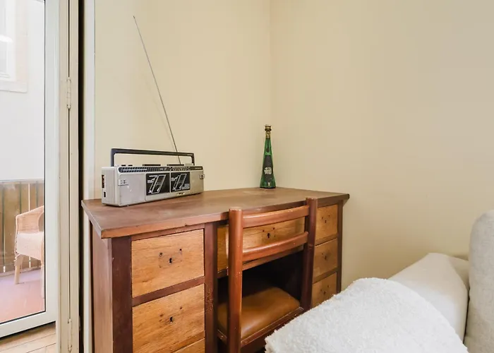 Modern Central 41 Bedroom Haven Лісабон