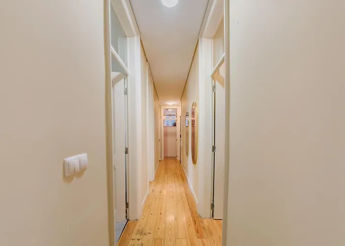 Modern Central 41 Bedroom Haven Апартаменти Лісабон