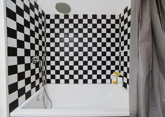 Modern Central 41 Bedroom Haven *