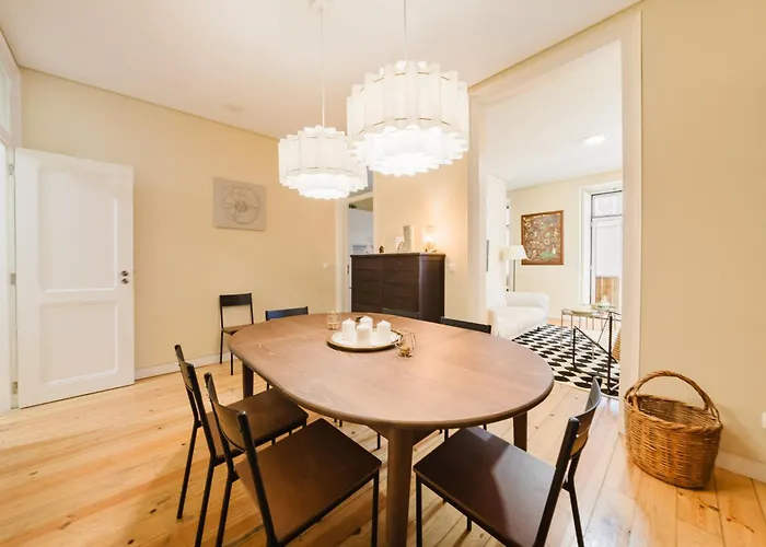 Modern Central 41 Bedroom Haven Лісабон