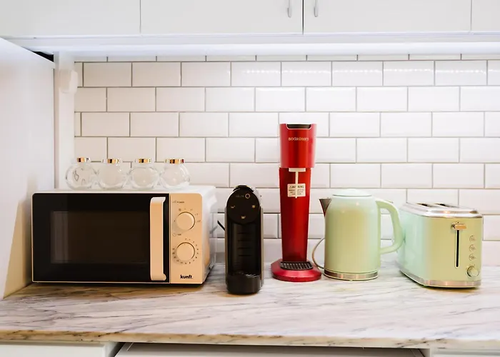 Modern Central 41 Bedroom Haven Лісабон