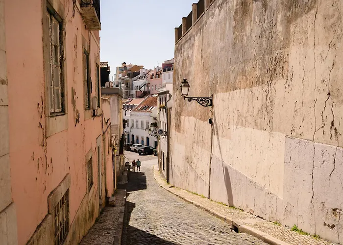 Modern Central 41 Bedroom Haven Лісабон