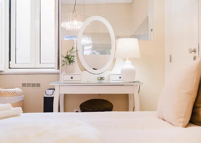 Modern Central 41 Bedroom Haven Лісабон