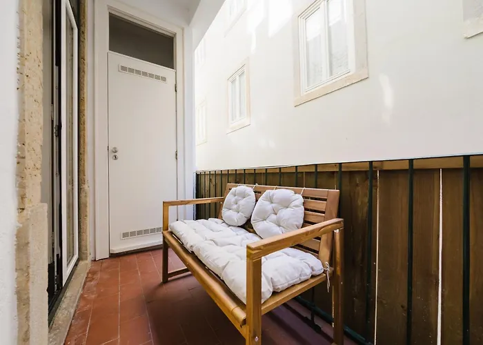 Modern Central 41 Bedroom Haven Апартаменти Лісабон