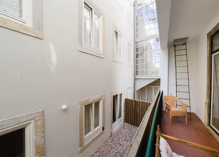 Modern Central 41 Bedroom Haven * Лісабон