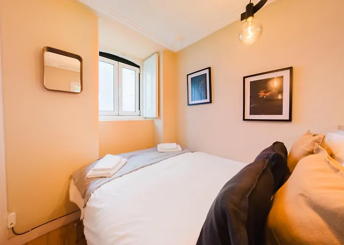 Modern Central 41 Bedroom Haven Апартаменти Лісабон