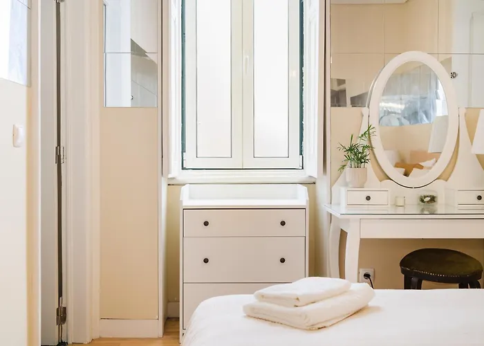 Modern Central 41 Bedroom Haven Апартаменти Лісабон