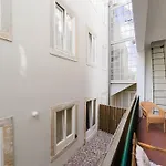 Modern 41 Bedroom Haven * Лиссабон